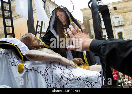 SESSA AURUNCA, ITALIE - 30 et 31 mars 2018 - Une femme se félicite de Vergine Addolorata au cours de la procession de Pâques Samedi Saint à Sessa Aurunca, Italie Banque D'Images