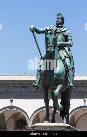 La province de Florence, Florence, Toscane, Italie. La Piazza della Santissima Annunziata. Statue équestre de Ferdinand I de Médicis, Grand-duc de Toscane Banque D'Images