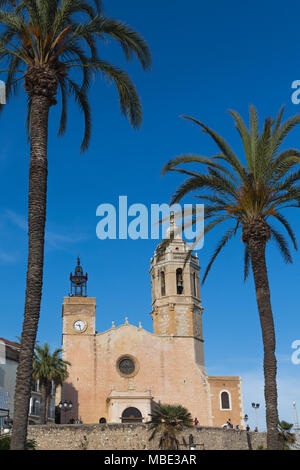 La province de Sitges, Barcelone, Catalogne, Espagne. Église du 17ème siècle de Sant Bartomeu i Santa Tecla. Banque D'Images