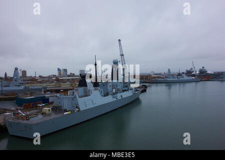 Royal Navy HMS Defender D36 accosté dans le port de Portsmouth sur l'image Banque D'Images