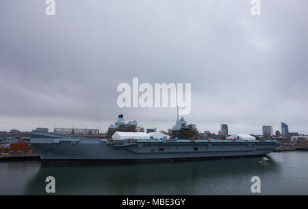 Vue sur le port de la Royal Navy le HMS Queen Elizabeth sous maintenance à Portsmouth, Royaume-Uni Banque D'Images