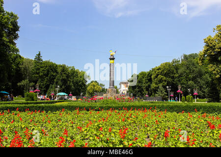 Le Poltava, Ukraine, Parc, jardin, gloire, monument, nature, bleu, vert, noir, ciel, lumière, lumineux, ville, centre, colonne, bataille, l'obélisque, commémore, Banque D'Images