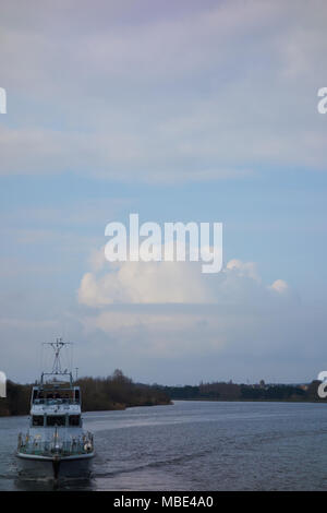 Royal Navy HMS P2000 P163 Express en passant par le canal de Caen à la Mer Banque D'Images