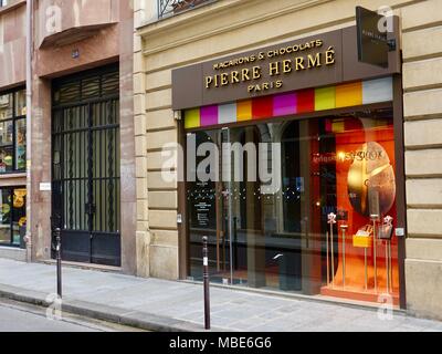 Pierre Hermè, macarons et chocolats, devanture dans le Marais, rue Sainte-Croix de la Bretonnerie, 75004 Paris, France. Banque D'Images