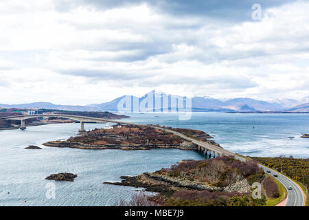 Skye Bridge sur le Loch Alsh reliant l'Ecosse Highland continentale avec l'île de Skye, à partir de l'Plock, Ecosse, Royaume-Uni en mars Banque D'Images