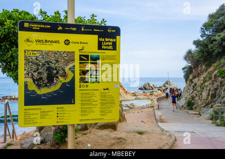 Un poteau de signalisation au début d'une piste à Lloret de Mar dans la région de la Costa Brava de l'Espagne. Banque D'Images