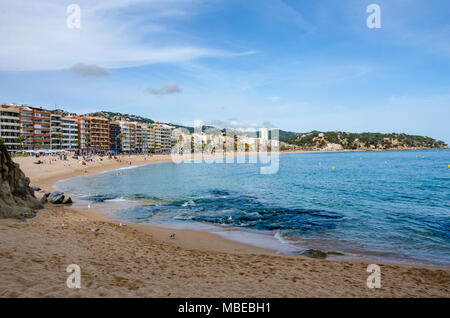 Une vue sur la plage bordée d'hôtels à Lloret de Mar dans l'OSTA Brava Région de l'Espagne. Banque D'Images