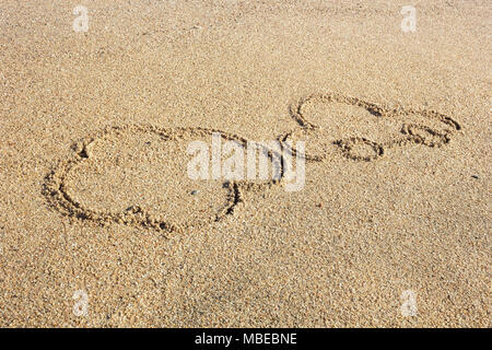 Silhouette de voiture avec un nuage de gaz dessiné dans le sable Banque D'Images