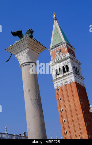 Une vue de l'Camponile et Lion de Venise statue en place Saint Marc Venise Banque D'Images