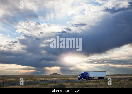 La conduite de camions commerciaux à travers le pays de l'Est de High Desert Washington, États-Unis Banque D'Images