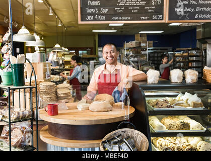 Man Baker et employés dans le backgrtound de la boulangerie. Banque D'Images