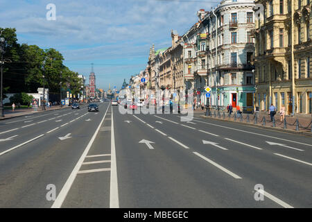 La Russie, Saint-pétersbourg - le 18 août 2017 : la perspective Nevski de pont Anitchkov en direction du centre-ville à l'été journée ensoleillée. Maintenant, c'est main stree Banque D'Images