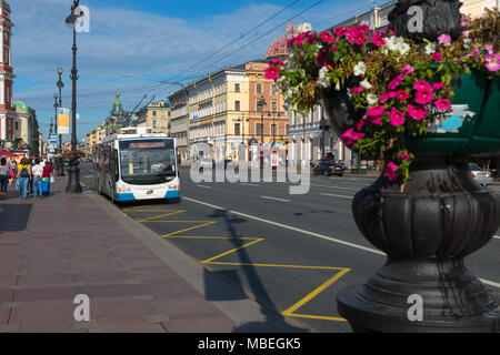 La Russie, Saint-pétersbourg - le 18 août 2017 : la perspective Nevski près du Gostiny Dvor en direction du centre-ville à l'été journée ensoleillée. Maintenant, c'est main stre Banque D'Images