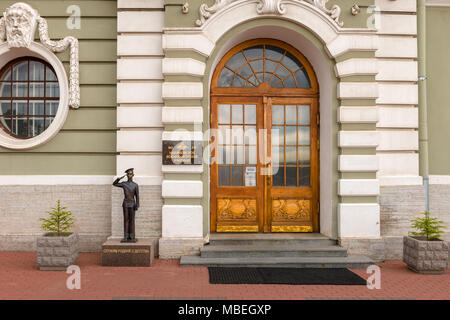 La Russie, Saint-pétersbourg - le 18 août 2017 : Monument à un jeune étudiant de l'École navale Nakhimov (signe sur en pate) avec la devise "Nous servons le mo Banque D'Images