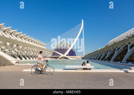 VALENCIA, Espagne - 18 juin 2015 : Les gens se détendre à la piscine avec vue sur l'Oceanografic dans la cité des arts et des sciencies à Valence, Espagne Banque D'Images