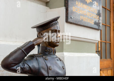 La Russie, Saint-pétersbourg - le 18 août 2017 : Monument à un jeune étudiant de l'École navale Nakhimov (signe sur en pate) avec la devise "Nous servons le mo Banque D'Images