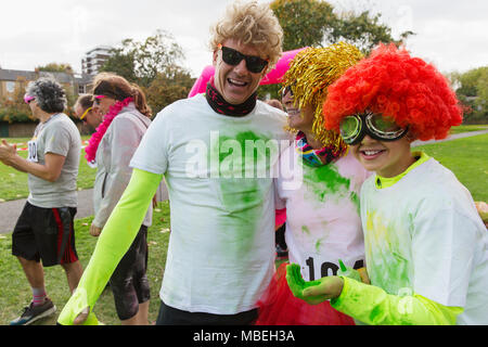 Portrait de coureurs ludique perruques et poudre de holi de charity run dans park Banque D'Images