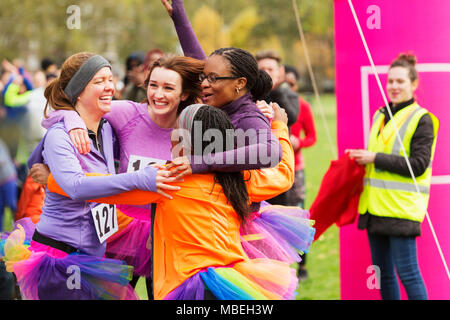 Dames enthousiastes en tutus hugging at ligne d'arrivée, la célébration de Banque D'Images