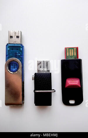 Trois clés USB sur fond blanc Banque D'Images