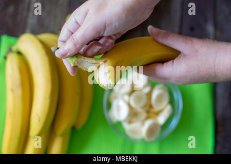 Un Peeling des mains pour le petit-déjeuner banane fraîche Banque D'Images