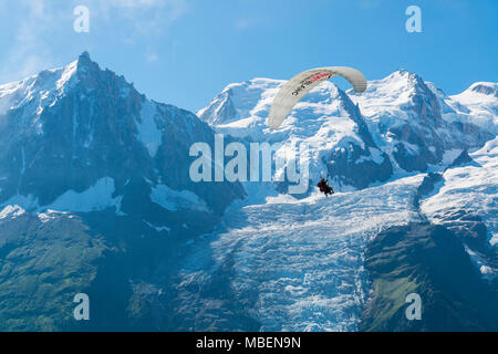 Chamonix-Mont-Blanc (Haute-Savoie, Alpes françaises, l'est de la France) : parapente survolant le Massif du Mont Blanc. Parapentiste avec le Glacier des Bossons à Banque D'Images