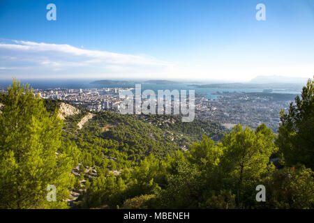 Toulon (sud-est de la France) : aperçu de la ville et le port naturel de la montagne du Mont Faron Banque D'Images