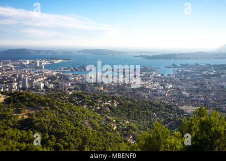 Toulon (sud-est de la France) : aperçu de la ville et le port naturel de la montagne du Mont Faron Banque D'Images