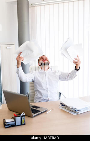 Desperate Young Businessman sur le lieu de travail Banque D'Images