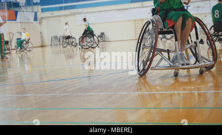 Les sportifs handicapés joue au basketball en fauteuil roulant Banque D'Images