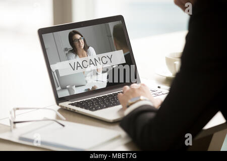 Offres d'emploi navigation employé de bureau à bureau en bureau. Entrepreneur à des postes vacants d'apprendre sur le marché du travail actuel. Recherche de l'employé Banque D'Images