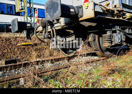 Roues en métal d'un wagon sur rails permanent Banque D'Images