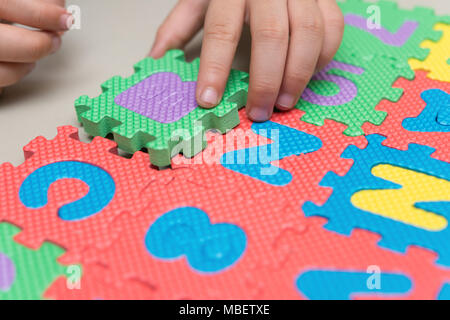 Jeu de casse-tête pour enfants alphabet sur canapé Banque D'Images