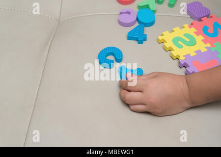 Jeu de casse-tête pour enfants alphabet sur canapé Banque D'Images