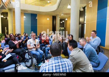 Audience clapping pour femme présidente en fauteuil roulant Banque D'Images