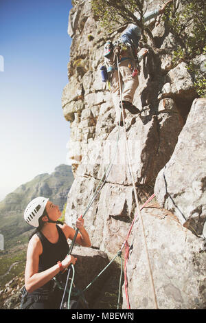 Female rock climber holding cordes pour partner Banque D'Images