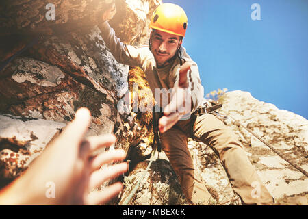 Point de vue personnel vers de main de rock climber Banque D'Images