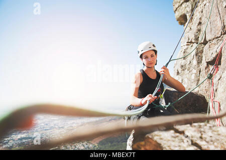 Portrait confiant female rock climber avec des cordes Banque D'Images