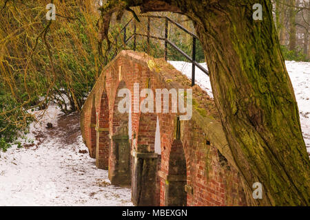 Petit pont couvert de neige à Wollaton Hall, Notitngham Banque D'Images