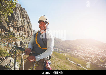 Portrait souriant, confiant rock climber Banque D'Images