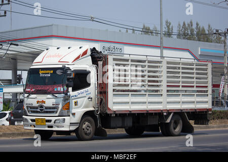 CHIANG MAI, THAÏLANDE - 13 mars 2018 : Un camion Hino. Photo road no.1001 environ 8 km du centre-ville de Chiang Mai, Thaïlande. Banque D'Images