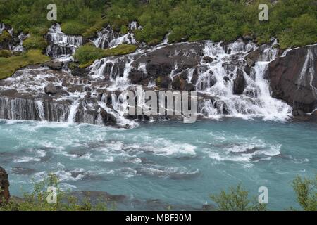 Belles Cascades de Hraunfossar bleu, dans l'ouest de l'Islande Banque D'Images