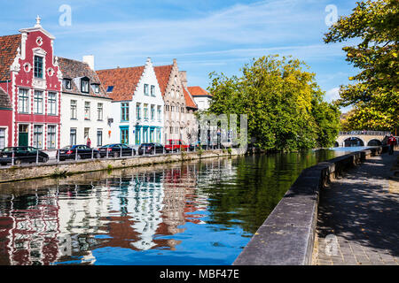 Vue sur canal et le pont le long du Langerei à Bruges (Brugge), Belgique. Banque D'Images