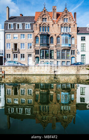 Vue sur le canal et les maisons patriciennes historiques le long du Langerei à Bruges (Brugge), Belgique. Banque D'Images