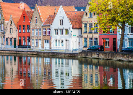 Vue sur le canal et les maisons patriciennes historiques le long du Langerei à Bruges (Brugge), Belgique. Banque D'Images