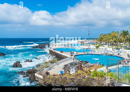 PUERTO DE LA CRUZ, Tenerife - 20 mars 2018 : les touristes profiter des vacances sur la promenade côtière et du Lago Martiánez, une piscine d'eau salée dans un complexe de Tener Banque D'Images