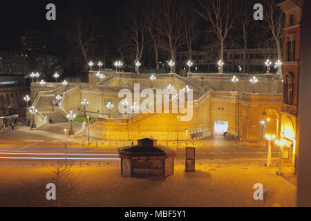 Pinchio's ladder sur square XX septembre de nuit. Bologne, Emilie-Romagne, Italie Banque D'Images