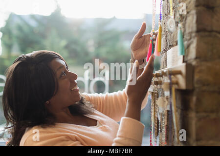 Navigation femme mala perles en boutique Banque D'Images