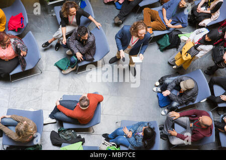 Vue aérienne de l'auditoire à l'écoute de la conférence le président avec microphone Banque D'Images