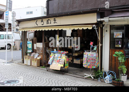 Traduction : l'ancien magasin traditionnel à Kamakura, la vente de jouets. Prises à Kanagawa, Japon - février 2018. Banque D'Images