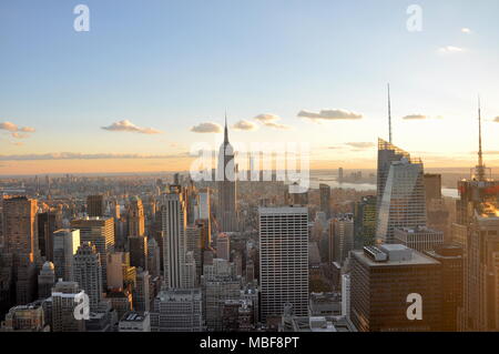 Haut de la roche, le Rockefeller Center de New York, Manhattan, superbe vue sur la ville et l'Empire State Building de New York City, USA Banque D'Images